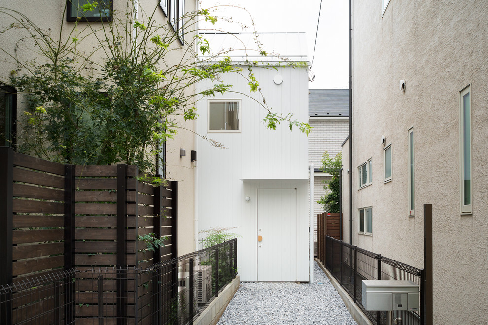 Kleines Modernes Haus mit weißer Fassadenfarbe und Satteldach in Tokio