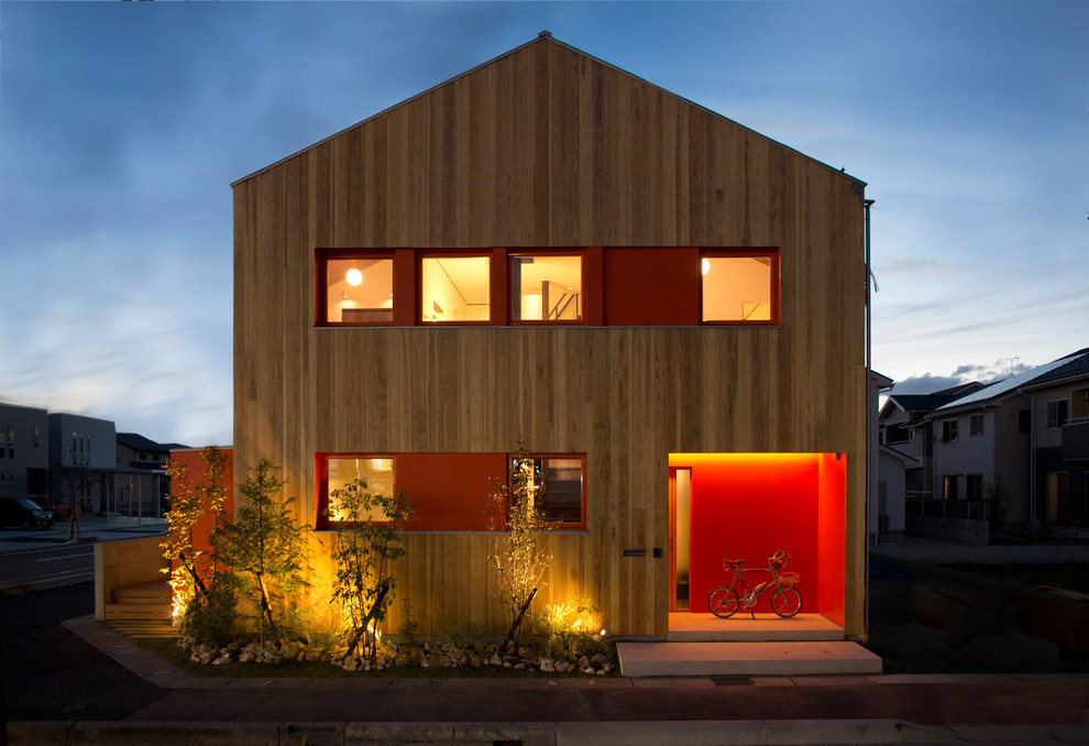 Idee per la facciata di una casa marrone contemporanea con rivestimento in legno e tetto a capanna