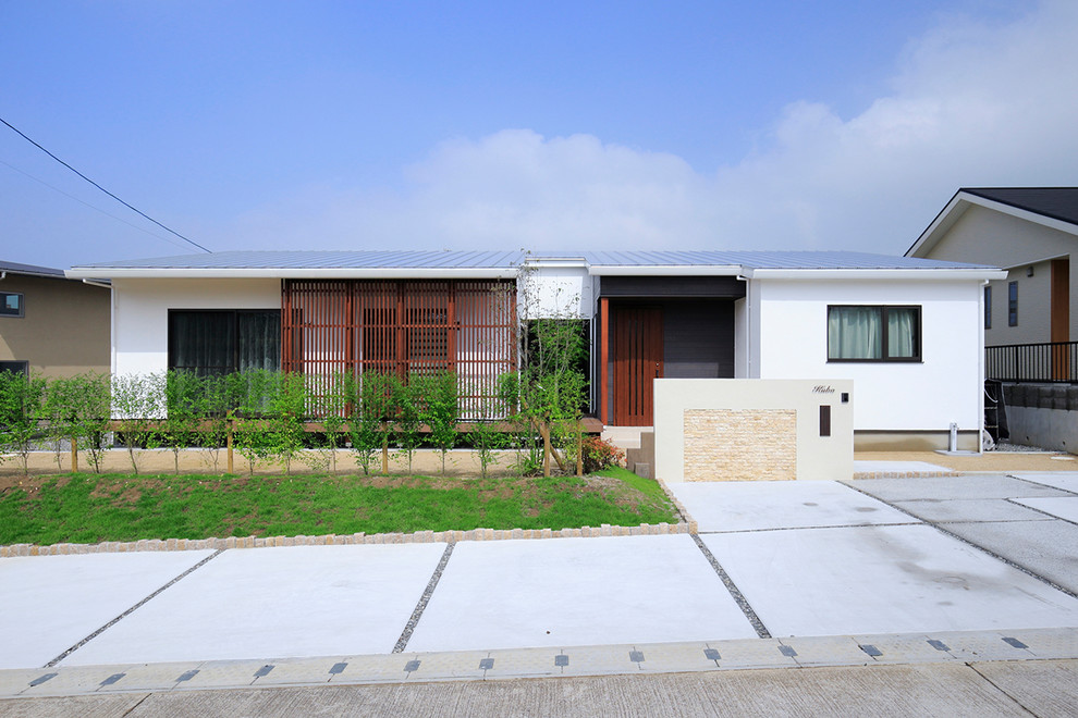 Asiatisches Einfamilienhaus mit weißer Fassadenfarbe in Sonstige