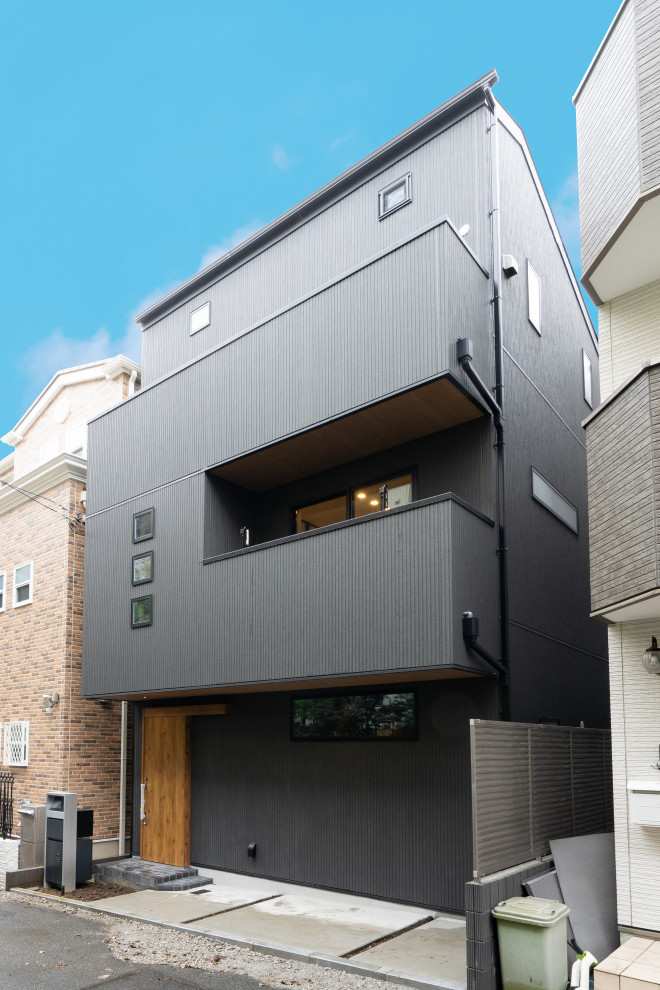 Идея дизайна: трехэтажный, черный частный загородный дом в стиле модернизм с комбинированной облицовкой и двускатной крышей