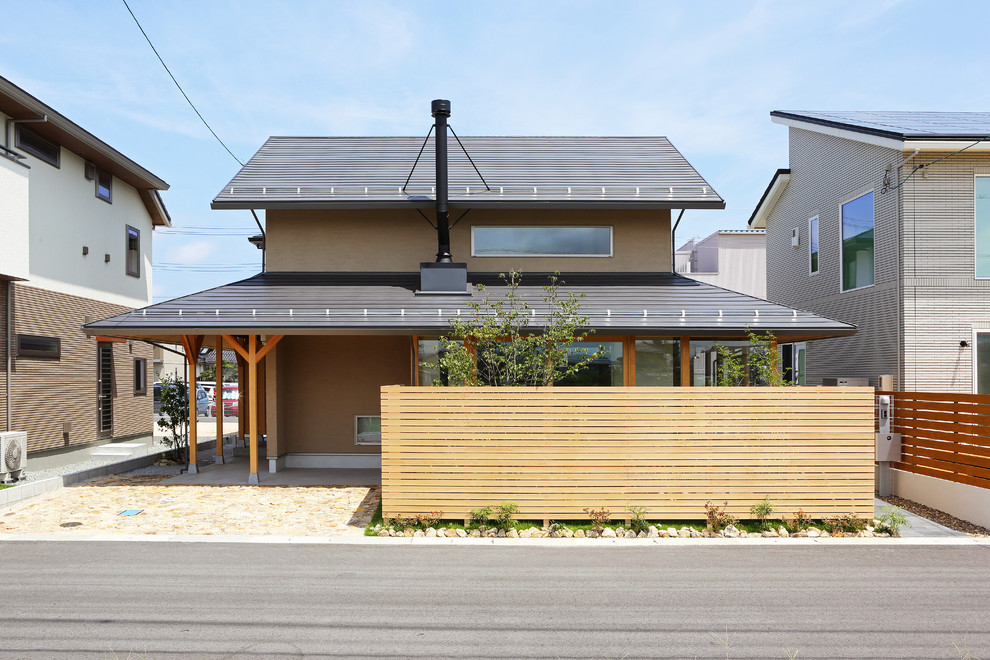 Asiatisches Haus mit brauner Fassadenfarbe in Sonstige