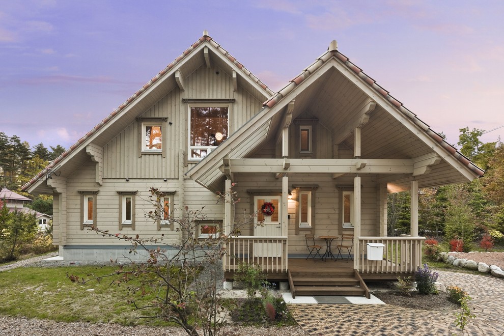 Свежая идея для дизайна: деревянный, серый дом из бревен в стиле рустика с двускатной крышей - отличное фото интерьера