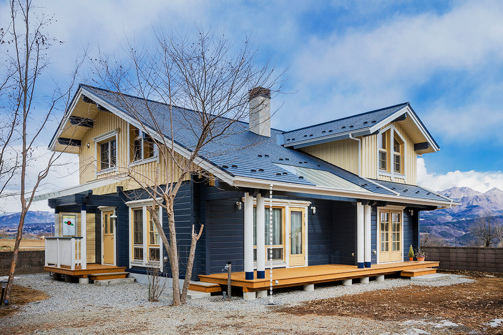 Свежая идея для дизайна: синий дом из бревен в скандинавском стиле с двускатной крышей - отличное фото интерьера