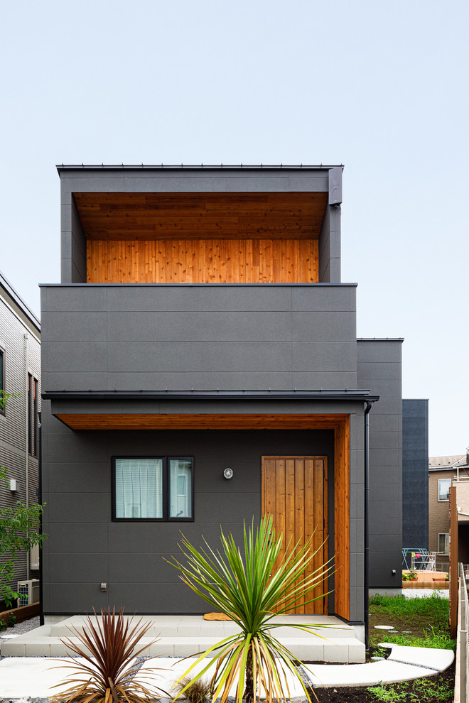 Asiatisches Haus mit grauer Fassadenfarbe in Tokio Peripherie