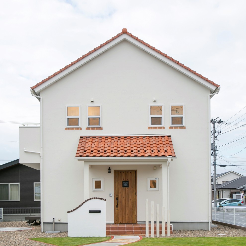 Zweistöckiges Landhaus Einfamilienhaus mit Putzfassade, weißer Fassadenfarbe, Satteldach und Ziegeldach in Sonstige