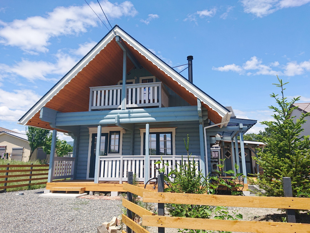 Источник вдохновения для домашнего уюта: двухэтажный, деревянный, синий частный загородный дом среднего размера в скандинавском стиле с двускатной крышей