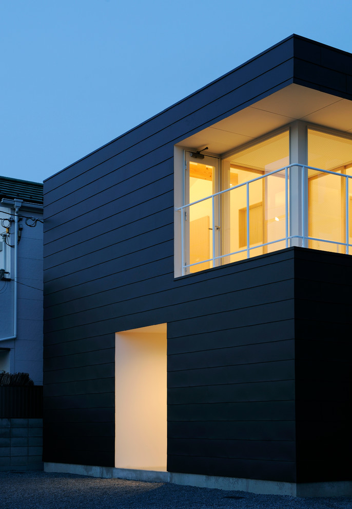 Imagen de fachada marrón minimalista de dos plantas con revestimiento de madera y tejado plano