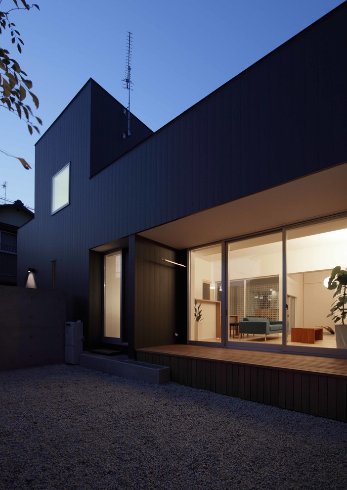 Свежая идея для дизайна: маленький, двухэтажный, черный частный загородный дом в стиле модернизм с облицовкой из металла, односкатной крышей и металлической крышей для на участке и в саду - отличное фото интерьера
