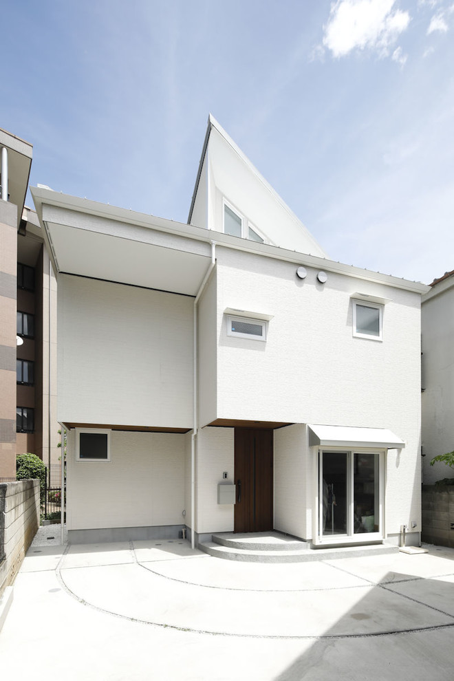 Asiatisches Einfamilienhaus mit weißer Fassadenfarbe in Sonstige