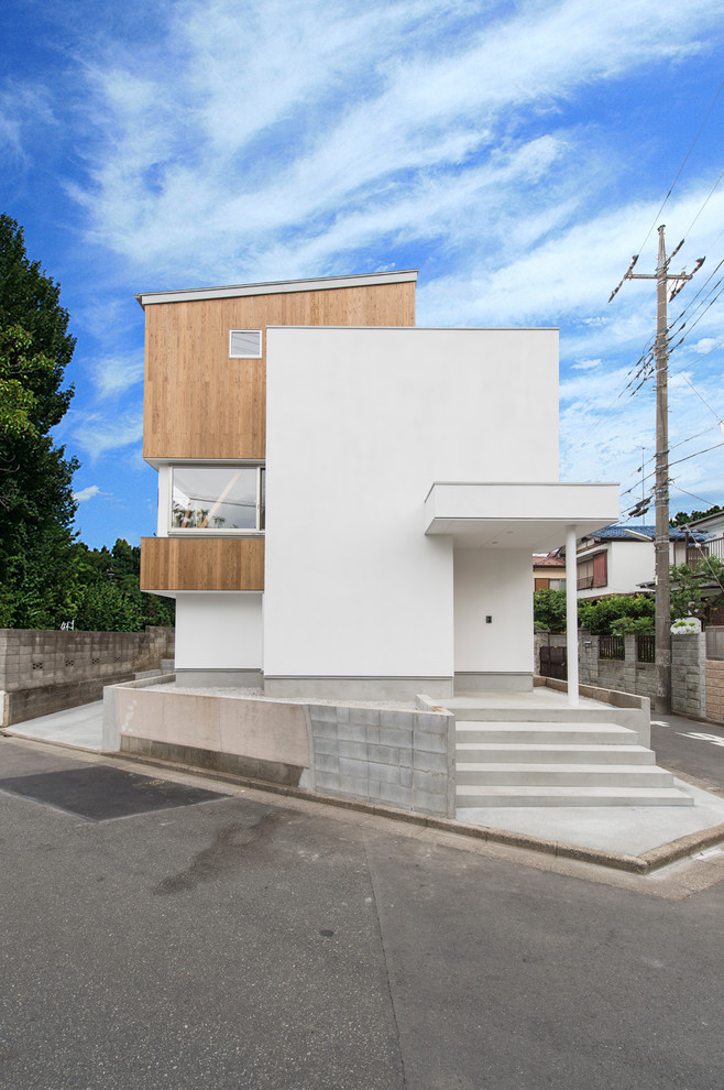 Diseño de fachada de casa blanca moderna de dos plantas con revestimientos combinados y tejado de un solo tendido