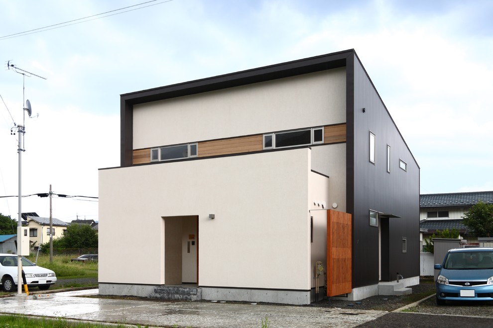Réalisation d'une façade de maison blanche design à un étage avec un revêtement mixte, un toit en appentis et un toit en métal.