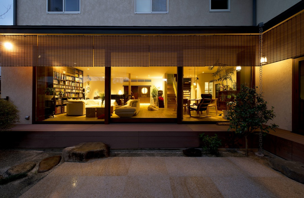 Mittelgroßes, Zweistöckiges Klassisches Einfamilienhaus mit beiger Fassadenfarbe, Halbwalmdach und Blechdach in Tokio