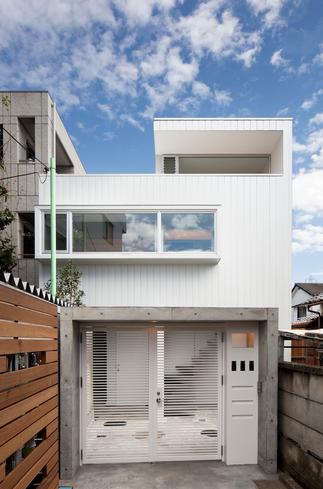 Idée de décoration pour une façade de maison blanche minimaliste en bois à deux étages et plus et de taille moyenne.
