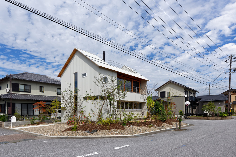Zweistöckiges Asiatisches Einfamilienhaus mit weißer Fassadenfarbe, Satteldach, Blechdach und weißem Dach in Kyoto