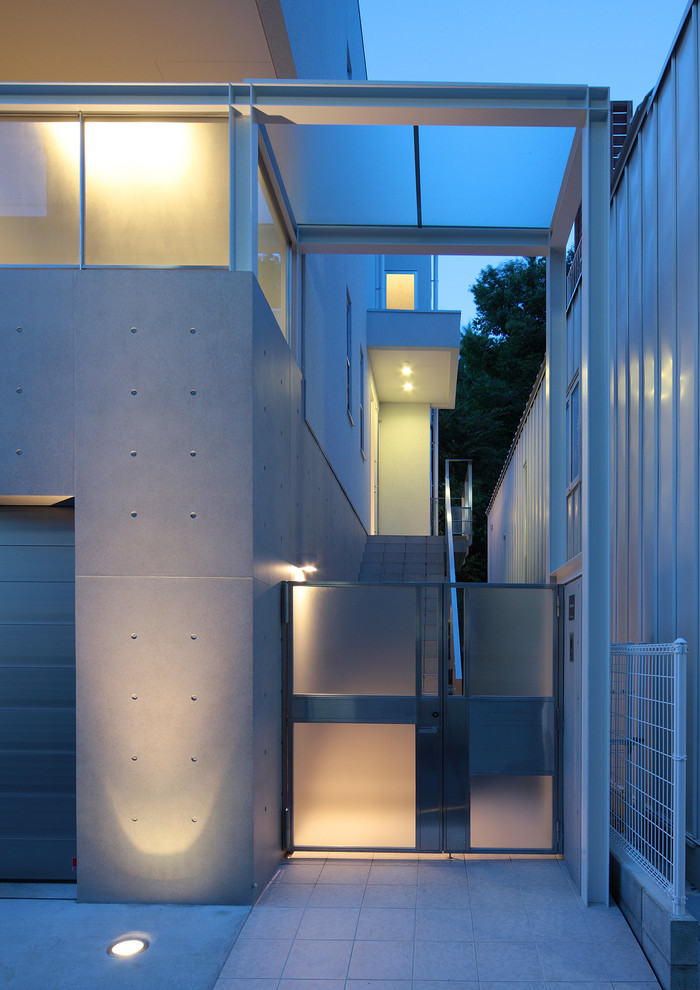 Imagen de fachada de casa blanca minimalista grande de tres plantas