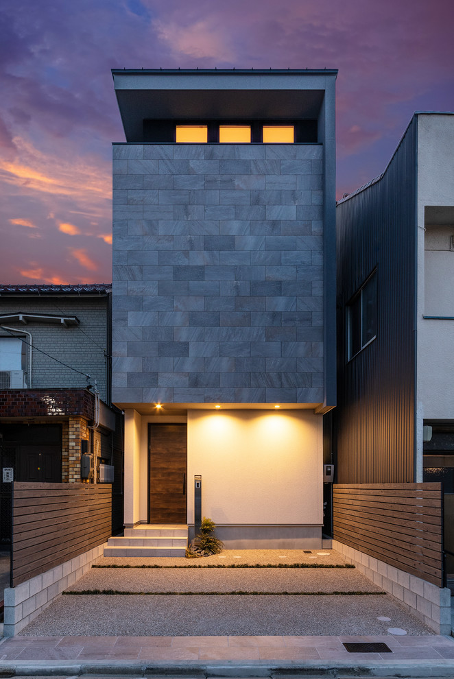 Inspiration pour une façade de maison grise minimaliste.