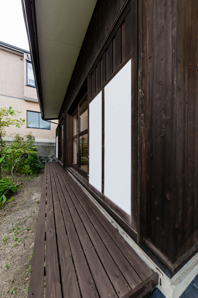 Diseño de fachada de estilo zen de tamaño medio