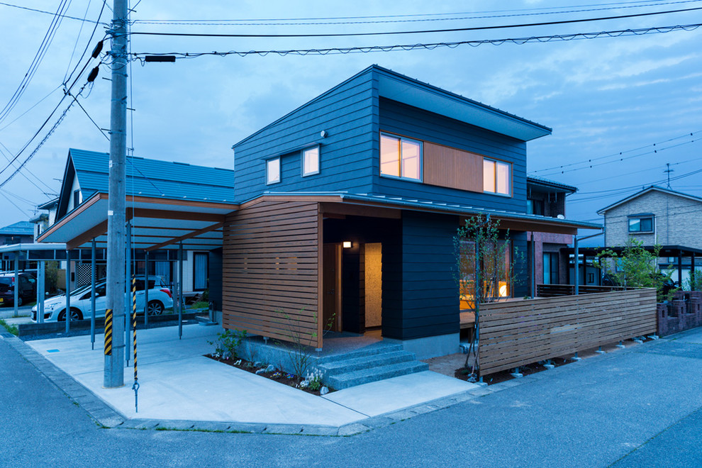 Mittelgroßes, Zweistöckiges Modernes Einfamilienhaus mit schwarzer Fassadenfarbe, Pultdach und Blechdach in Sonstige