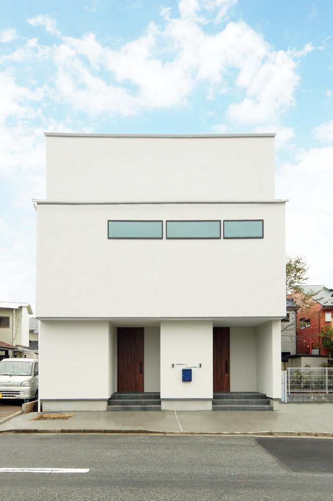 東京23区にあるモダンスタイルのおしゃれな白い家の写真