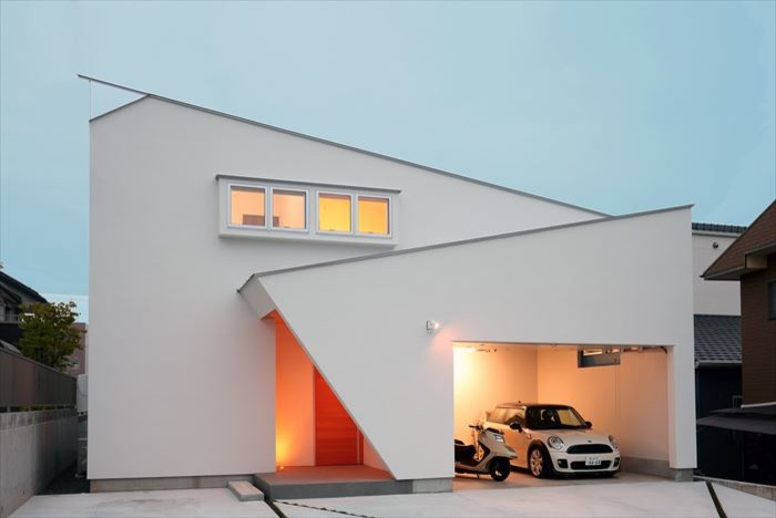 Foto de fachada de casa blanca minimalista de tamaño medio de dos plantas con revestimiento de estuco, tejado de un solo tendido y tejado de metal