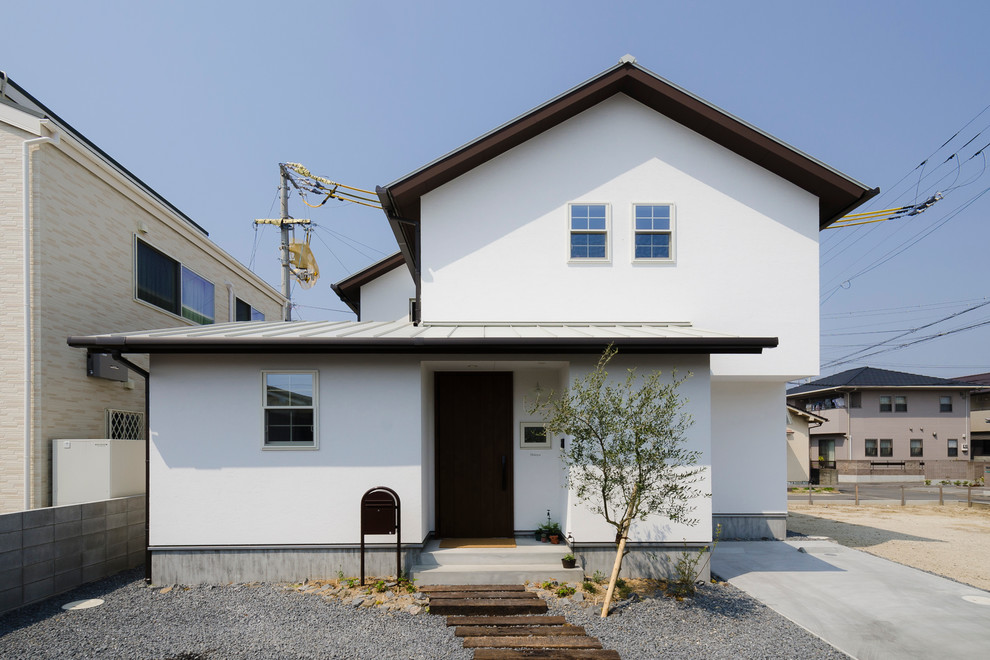 Стильный дизайн: двухэтажный, белый дом в скандинавском стиле с двускатной крышей - последний тренд