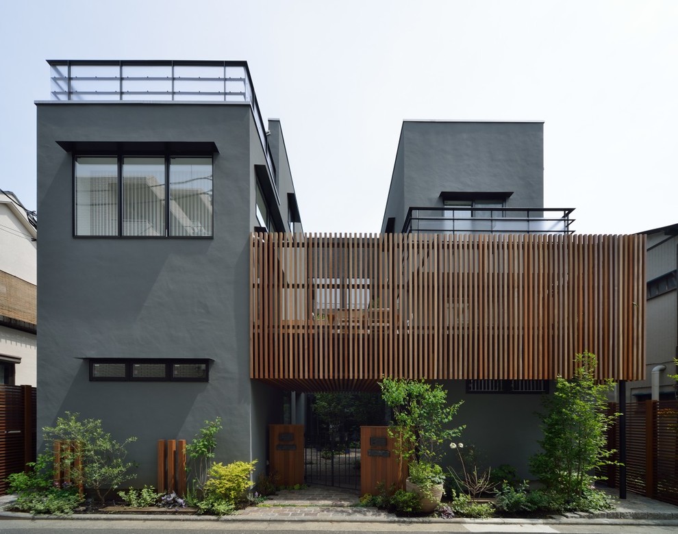 Идея дизайна: двухэтажный, серый дом в стиле модернизм с облицовкой из бетона и плоской крышей
