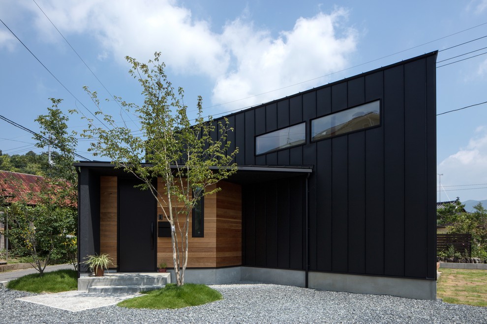 Ejemplo de fachada negra actual con tejado de un solo tendido