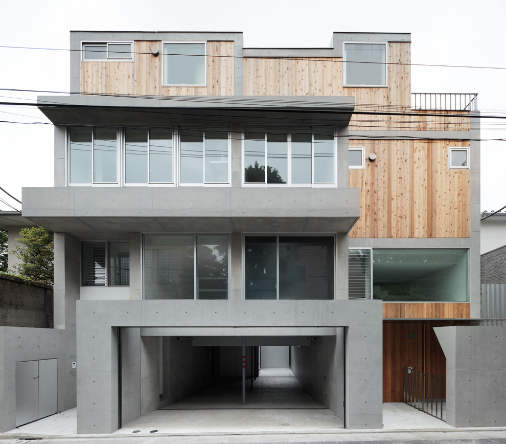 Modelo de fachada de casa bifamiliar beige actual extra grande de tres plantas con revestimiento de madera y tejado plano