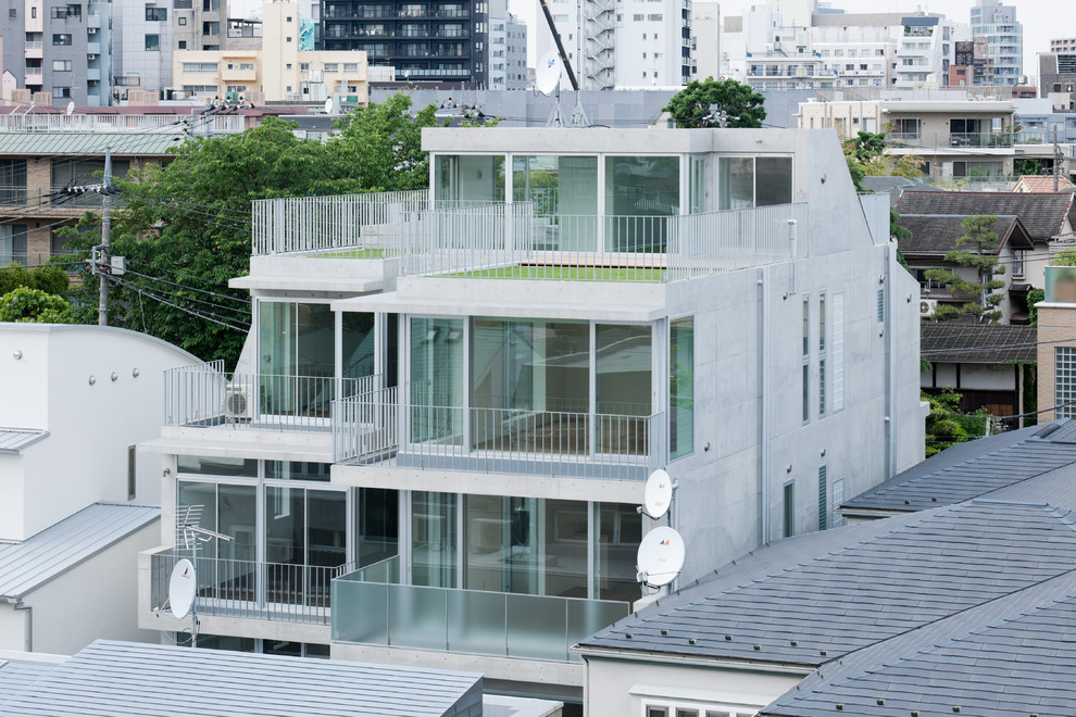 東京23区にある巨大なモダンスタイルのおしゃれな家の外観 (コンクリートサイディング、デュープレックス) の写真