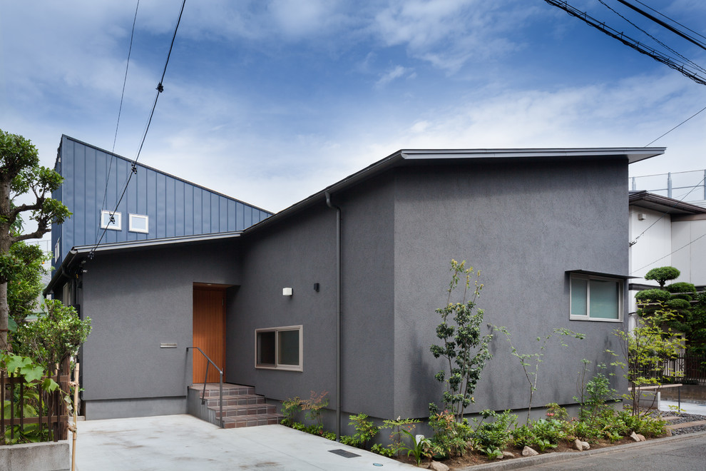 Ispirazione per la facciata di una casa grigia moderna a un piano con copertura in metallo o lamiera