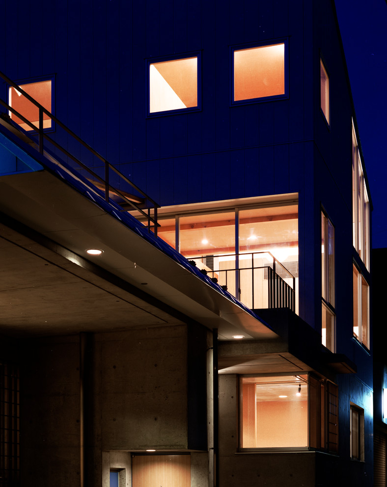 Свежая идея для дизайна: трехэтажный, серый частный загородный дом среднего размера в стиле модернизм с облицовкой из металла, односкатной крышей и металлической крышей - отличное фото интерьера