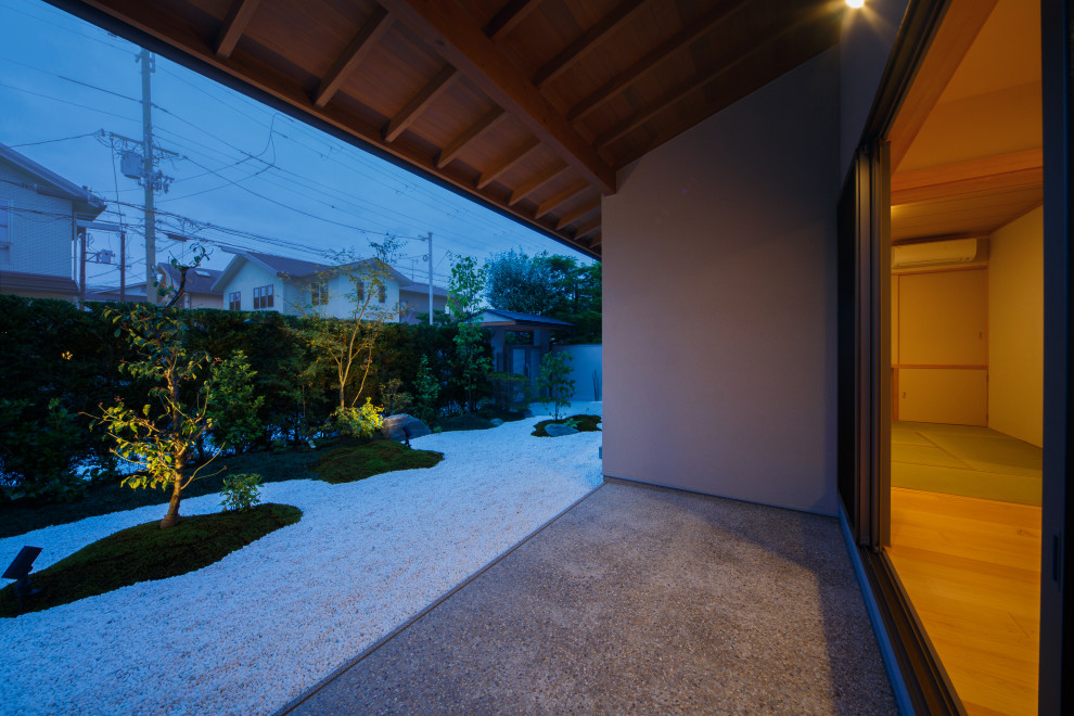 京都にあるラグジュアリーな和風のおしゃれな家の外観の写真