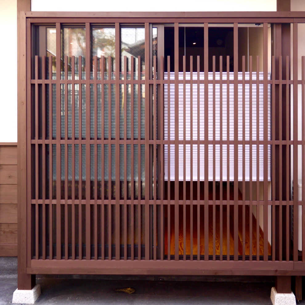 京都にあるお手頃価格の中くらいなアジアンスタイルのおしゃれな二階建ての家の写真
