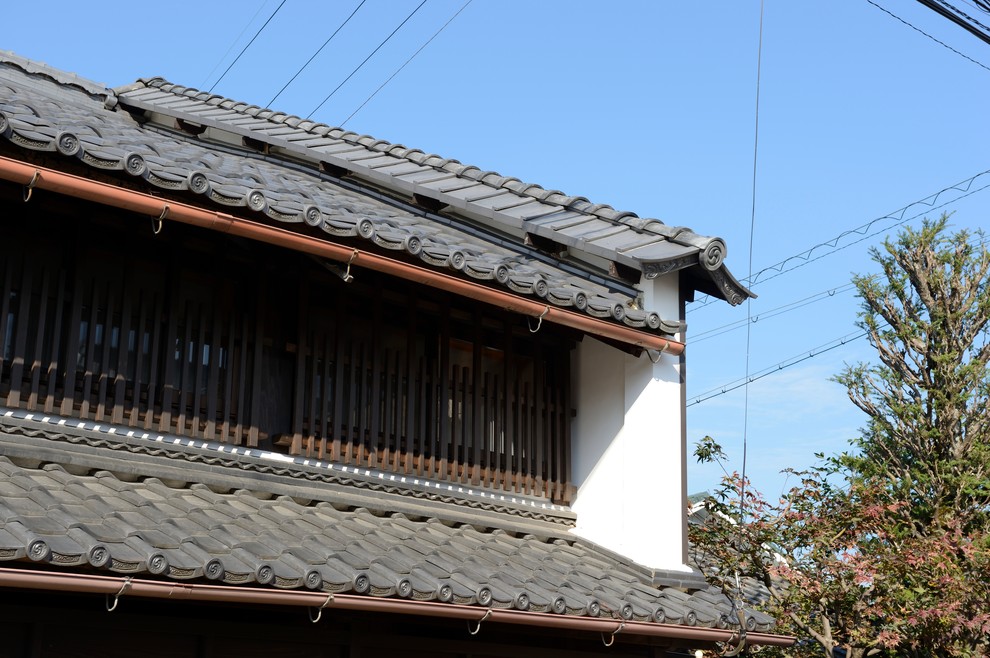 他の地域にある和風のおしゃれな家の外観 (漆喰サイディング) の写真