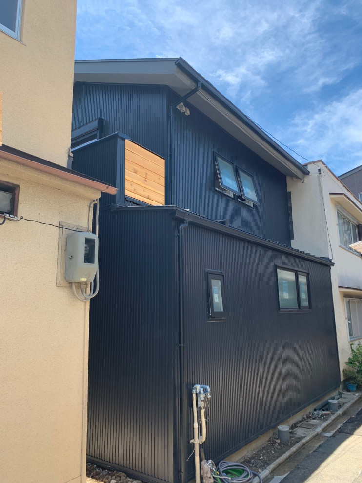 Zweistöckiges Modernes Einfamilienhaus mit Metallfassade, schwarzer Fassadenfarbe, Satteldach und Blechdach in Kyoto