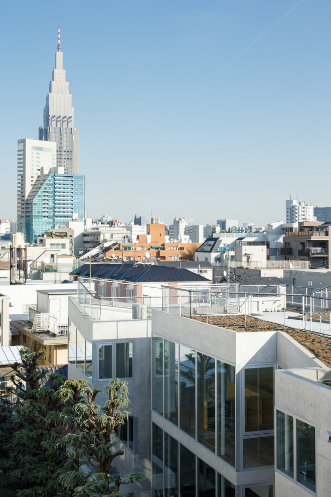 東京23区にあるモダンスタイルのおしゃれな三階建ての家 (コンクリートサイディング) の写真