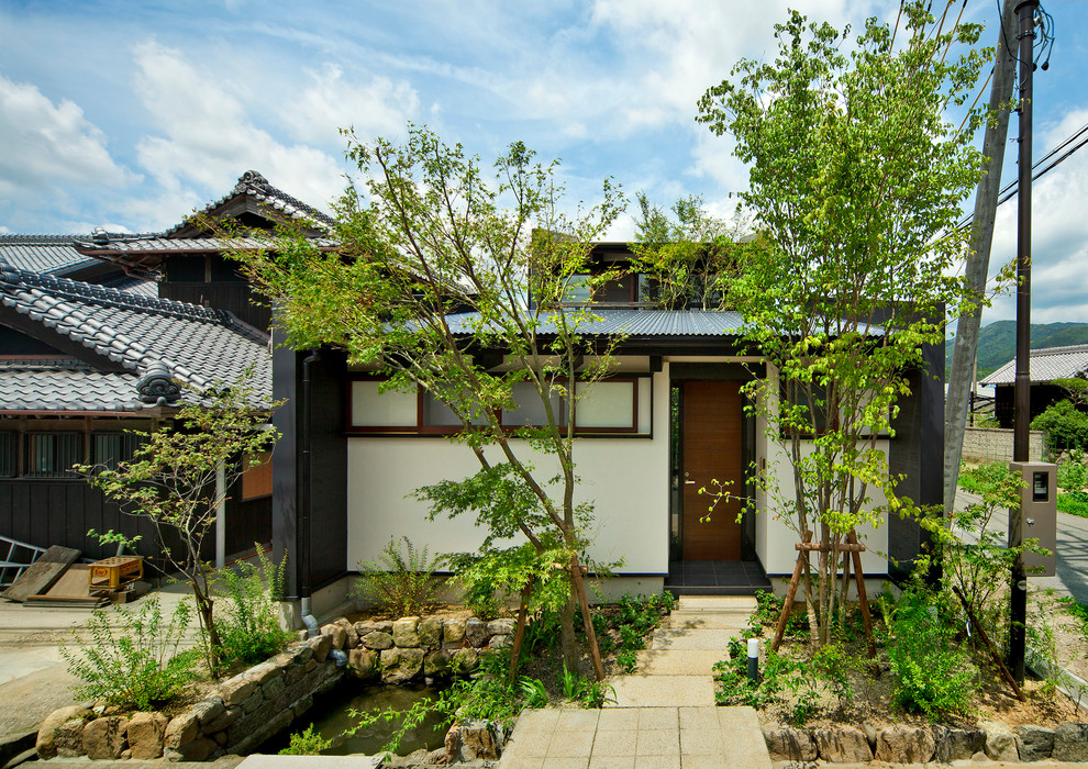 Einstöckiges Asiatisches Haus mit weißer Fassadenfarbe in Osaka