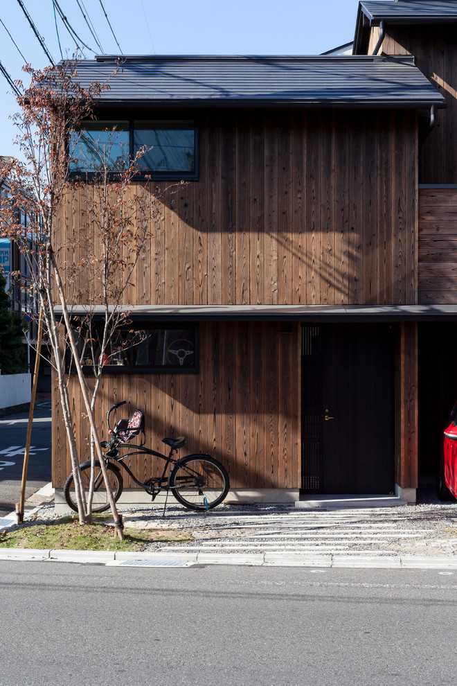Kleines Modernes Haus mit brauner Fassadenfarbe, Satteldach und Blechdach in Kyoto