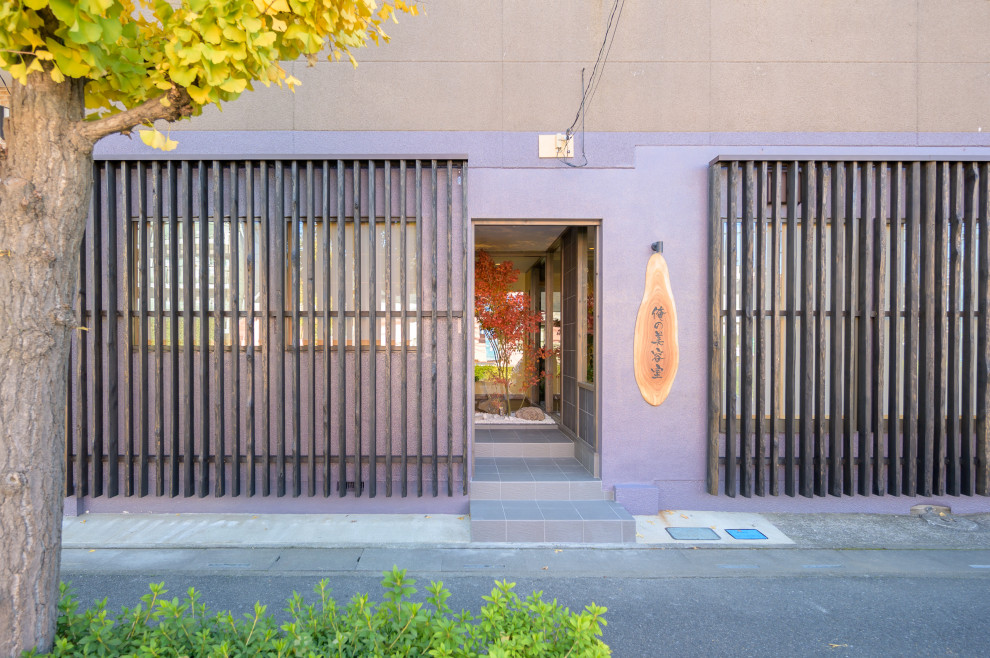 他の地域にある高級な小さなシャビーシック調のおしゃれな家の外観 (コンクリートサイディング、紫の外壁) の写真