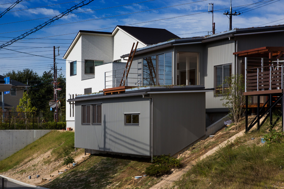 他の地域にあるトラディショナルスタイルのおしゃれな一戸建ての家 (緑化屋根) の写真