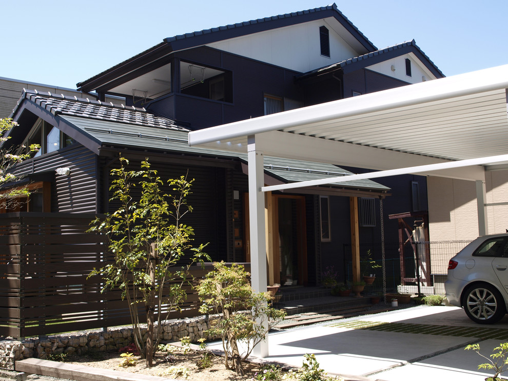 Idée de décoration pour une façade de maison marron et métallique minimaliste à un étage avec un toit à deux pans et un toit mixte.