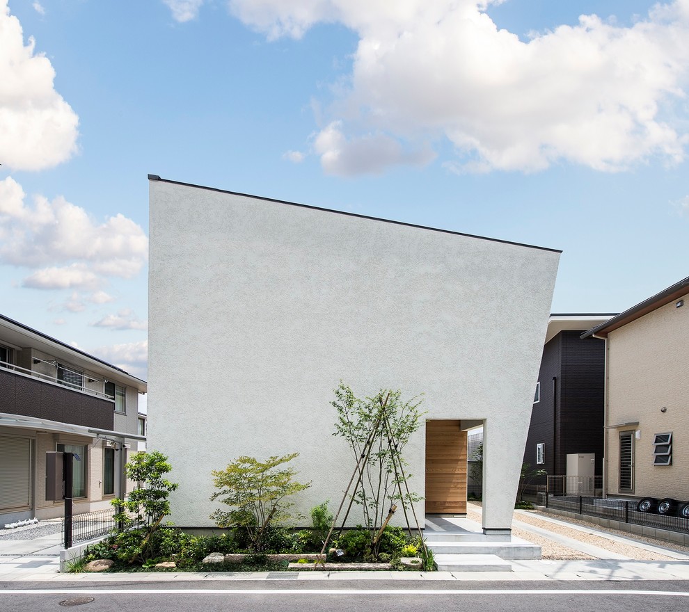 Modernes Haus mit weißer Fassadenfarbe und Pultdach in Kyoto