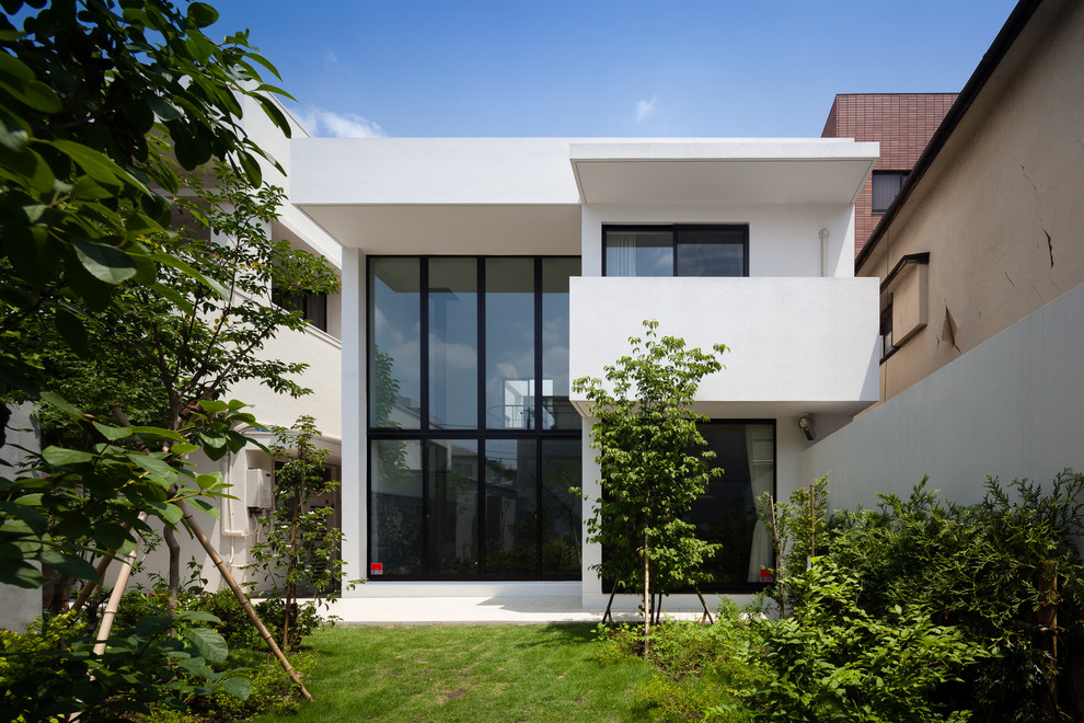 Zweistöckiges Modernes Haus mit weißer Fassadenfarbe und Flachdach in Yokohama