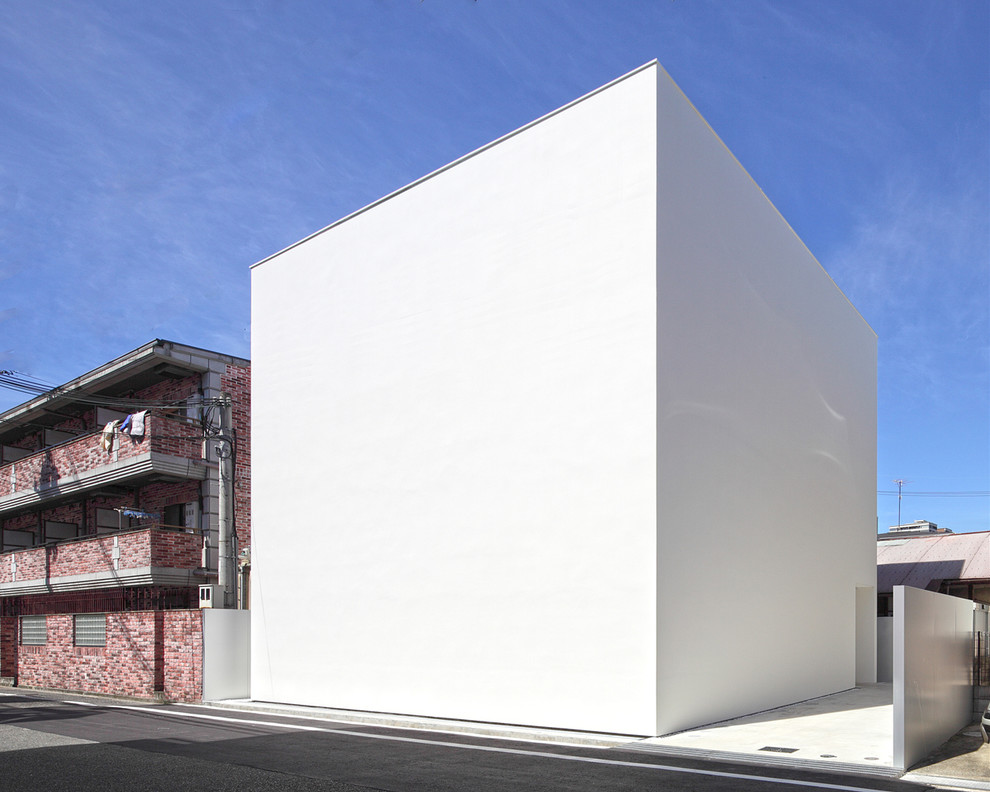 Idee per la facciata di una casa a schiera bianca contemporanea a tre piani di medie dimensioni con tetto piano