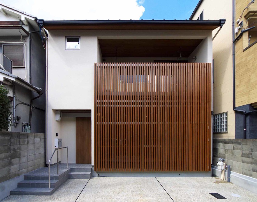 Zweistöckiges Asiatisches Haus mit Mix-Fassade, weißer Fassadenfarbe und Flachdach in Kyoto
