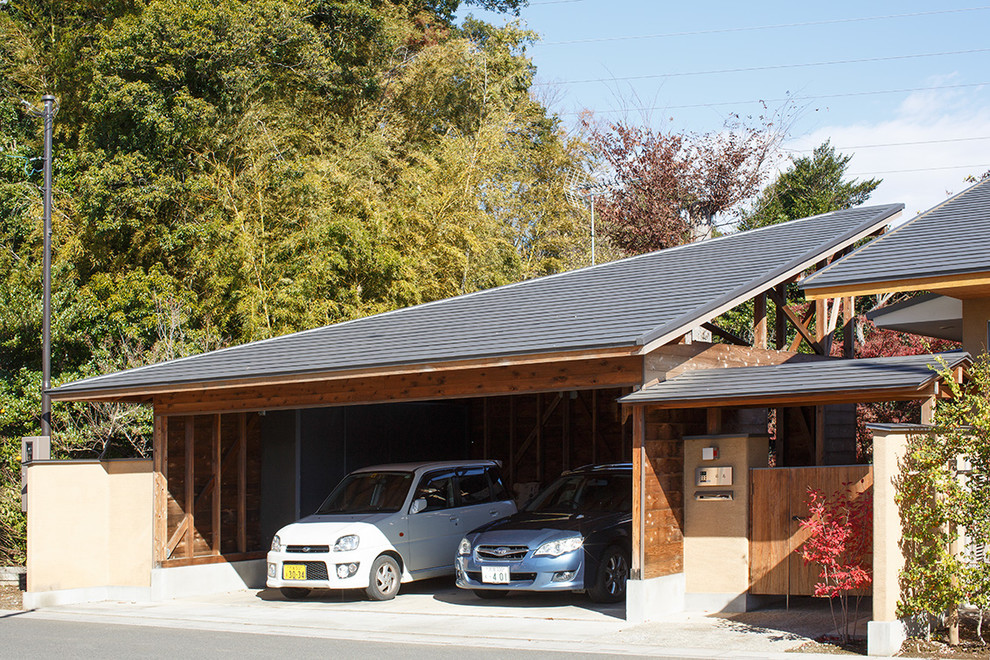На фото: одноэтажный, бежевый частный загородный дом среднего размера в восточном стиле с облицовкой из цементной штукатурки, вальмовой крышей и металлической крышей с