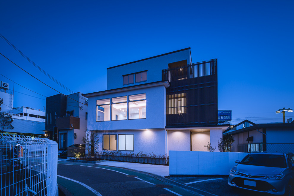 Источник вдохновения для домашнего уюта: трехэтажный, белый частный загородный дом в стиле модернизм с комбинированной облицовкой, односкатной крышей и металлической крышей