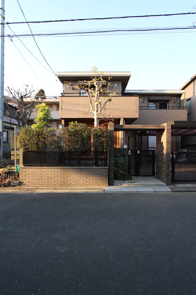 東京都下にある低価格の中くらいなおしゃれな家の外観 (レンガサイディング) の写真