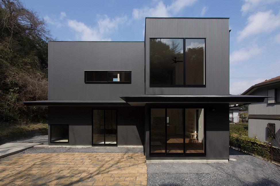 На фото: двухэтажный, черный дом среднего размера в стиле модернизм с плоской крышей с