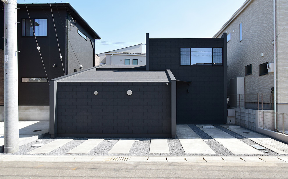 Bild på ett funkis svart hus